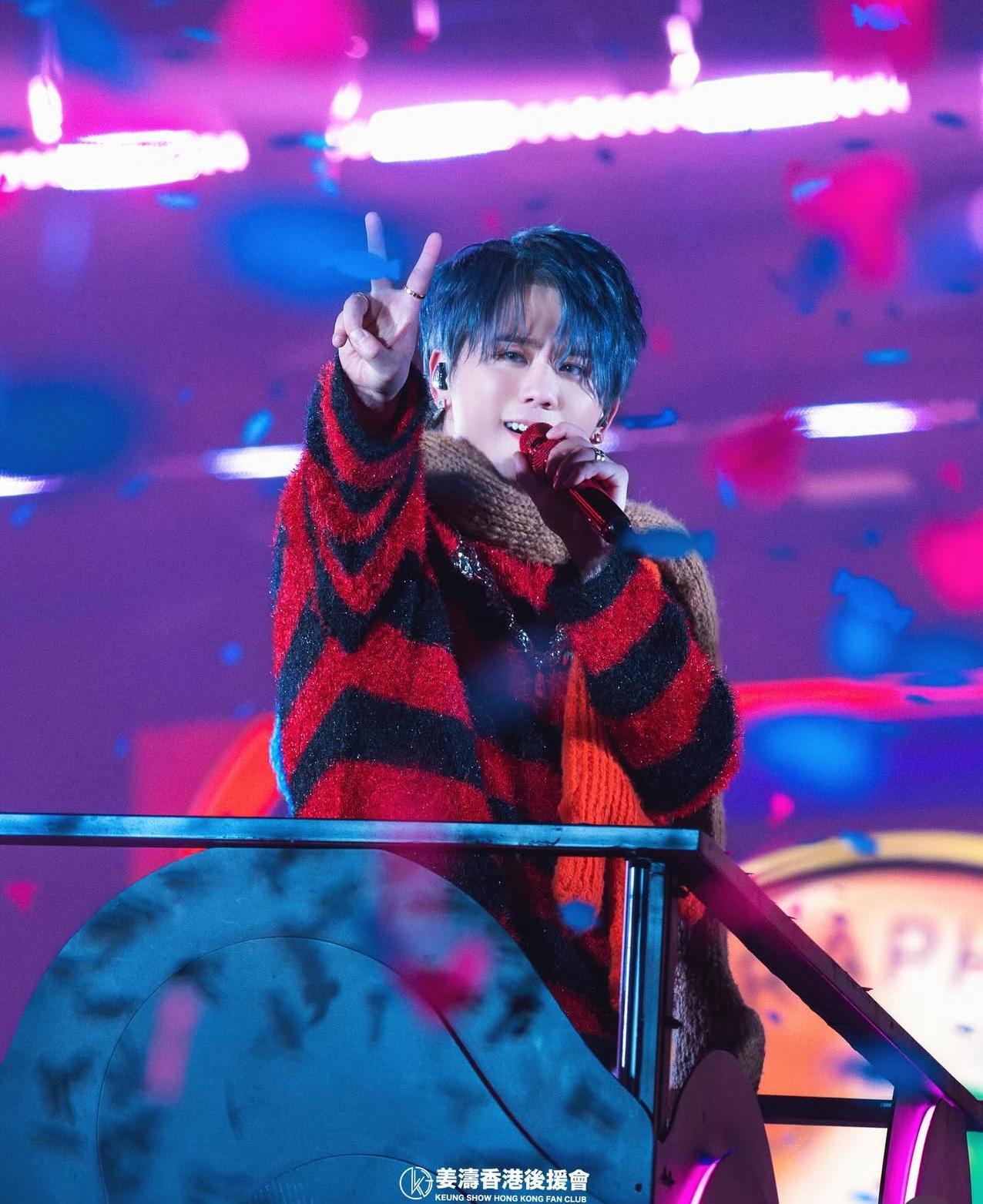 姜濤在《KEUNG TO ”LAVA“ LIVE 2025》演唱會第二場,換上黑白間冷衫配頸巾。