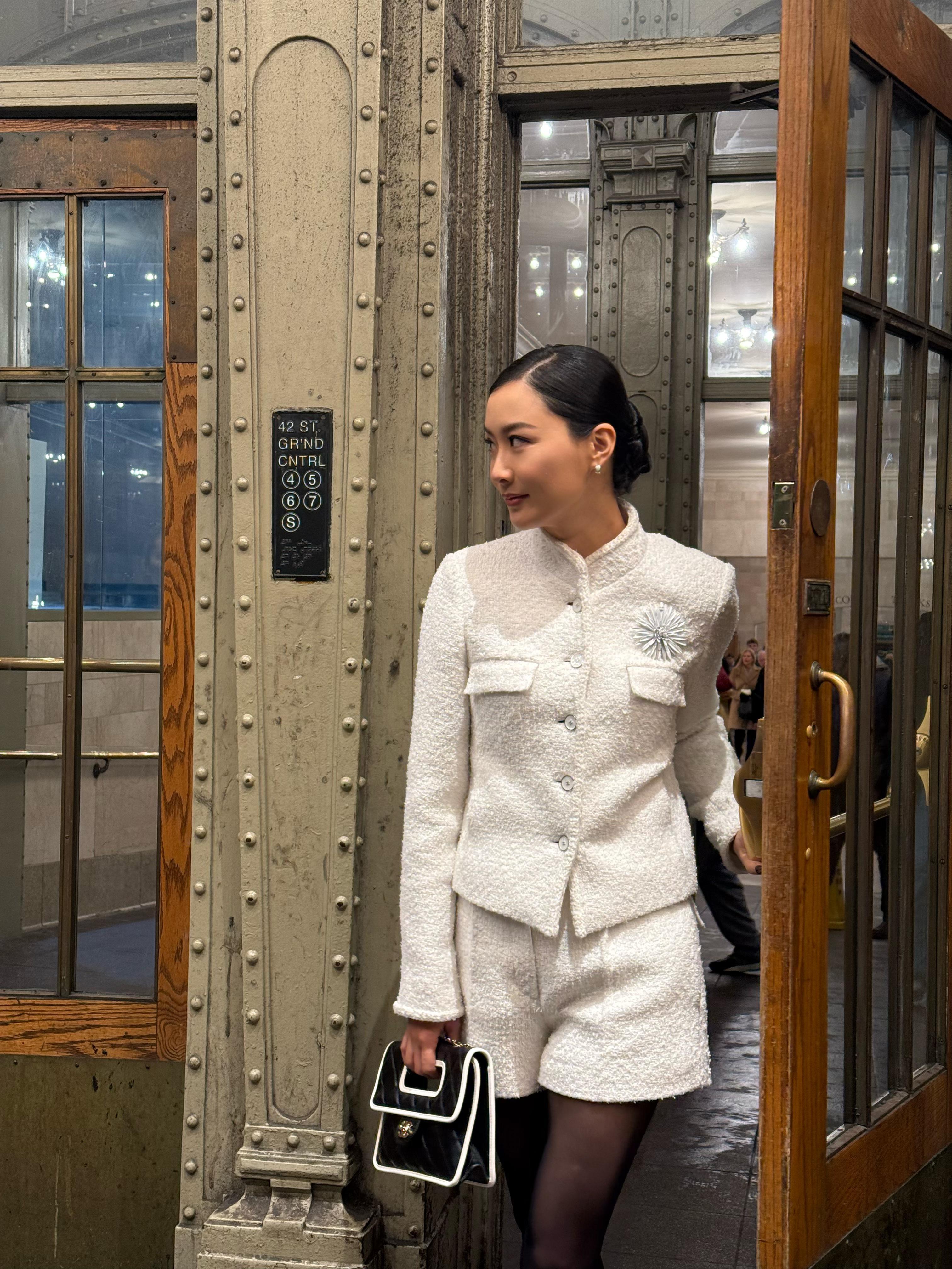 陳法拉走入退役地鐵站盡情打卡。