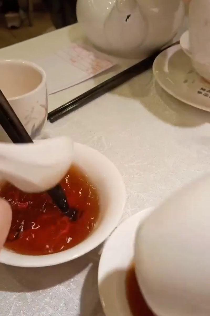 有訪港的日本遊客入鄉隨俗體驗洗餐具,獲港人欣賞並解釋背後意義。(Threads影片截圖)