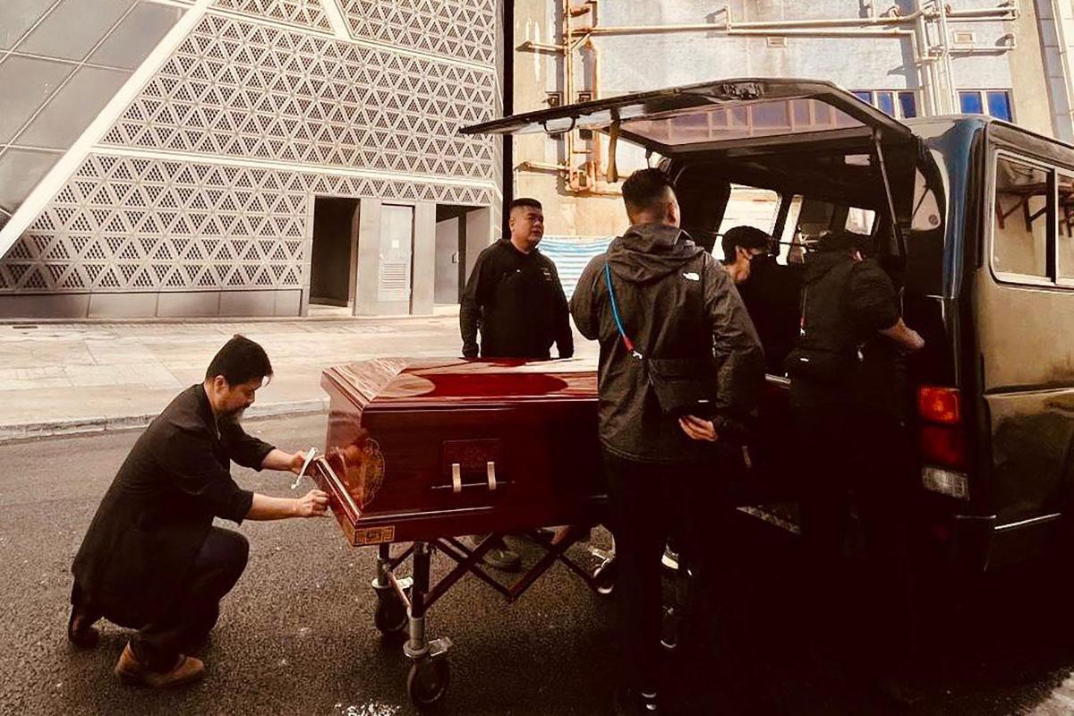 一名在大埔火災殉職的印傭獲運送回鄉安葬。(FB專頁「毋忘愛」)