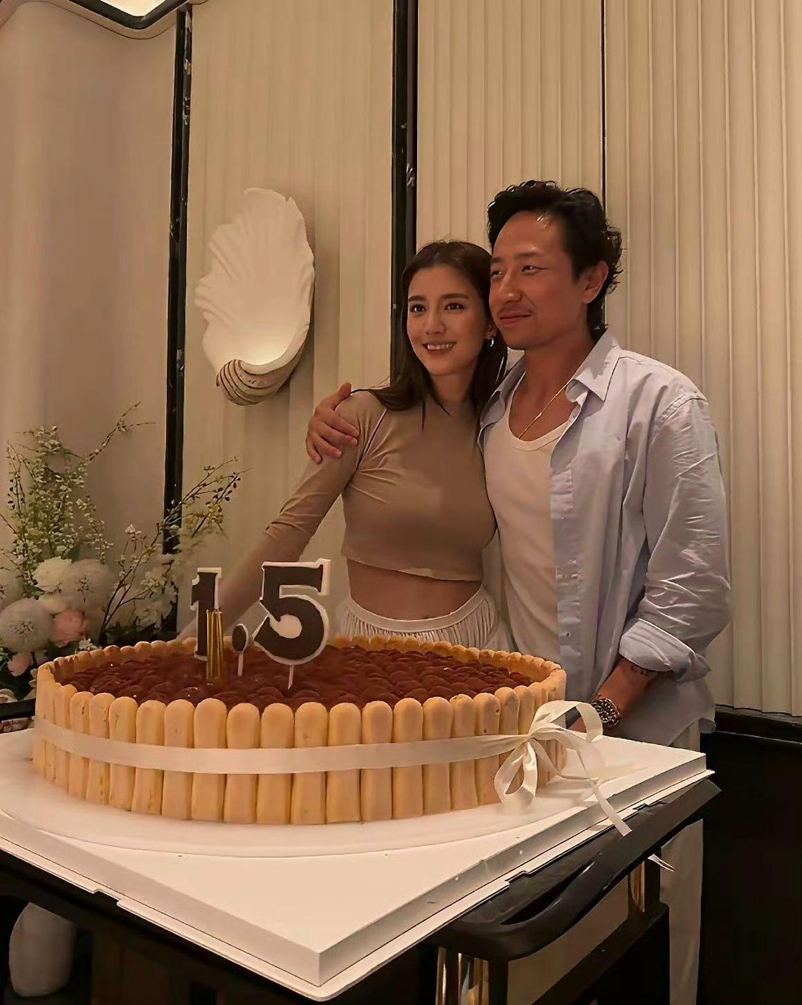 吳千語與老公特別訂製有「1.5」數字的巨型蛋糕,象徵這項驕人的帶貨戰績。
