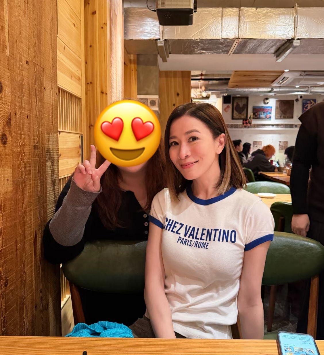 最後應名粉絲主動走到阿佘身邊提出合照的要求,親民的阿佘一口答應!