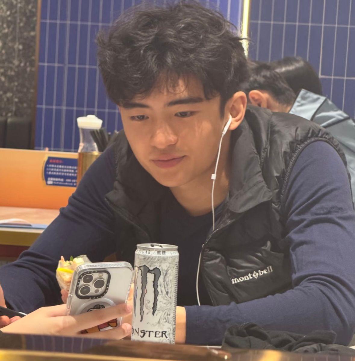 Lucas現身深圳某餐廳時,期間他戴上耳機一邊在吃東西,一邊在玩手機