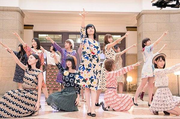 山本彩曾為AKB48名曲《365天的紙飛機》擔任center。