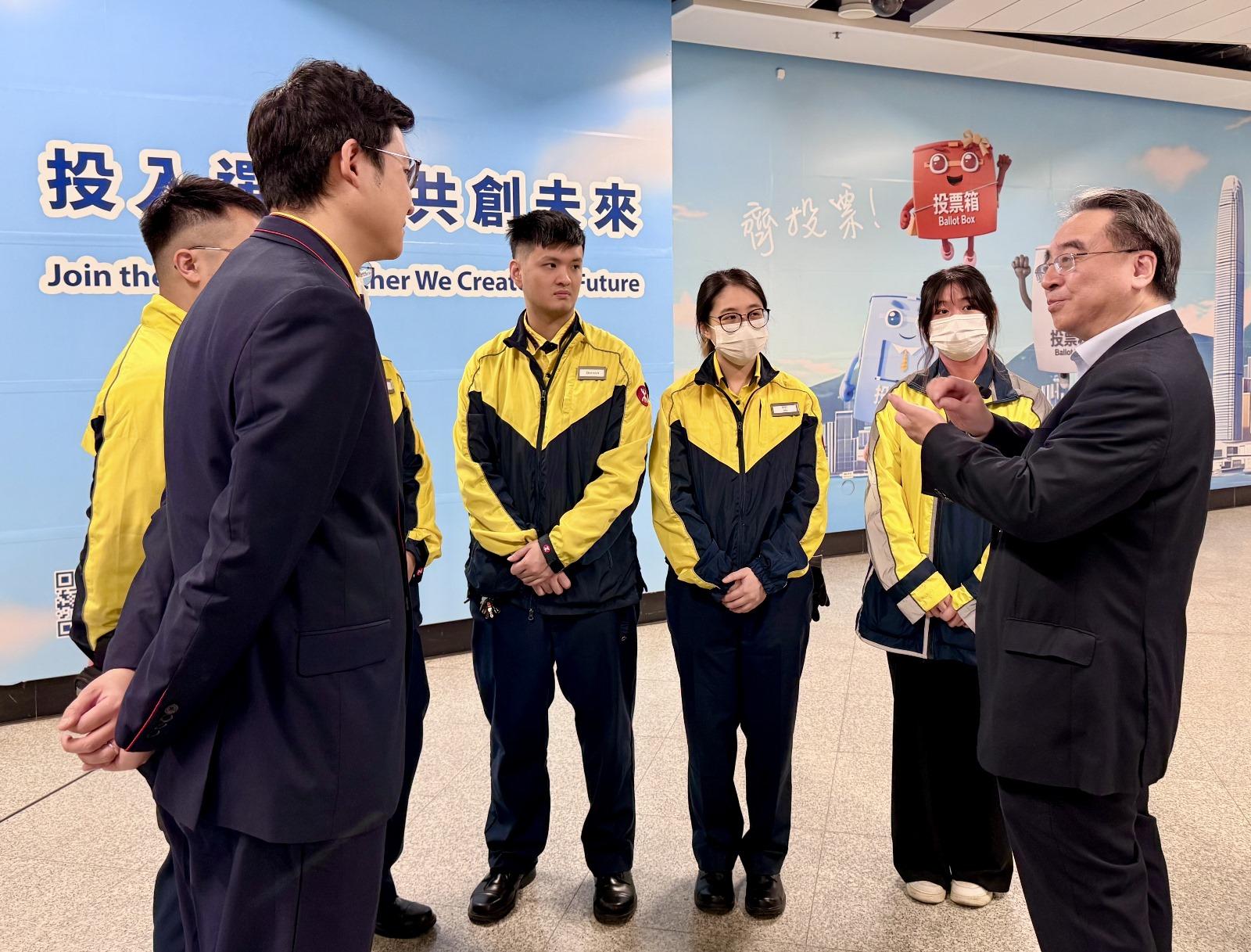 金澤培投票後,隨即前往港鐵金鐘站,為早班當值同事打氣,並鼓勵他們前往投票。(港鐵提供)