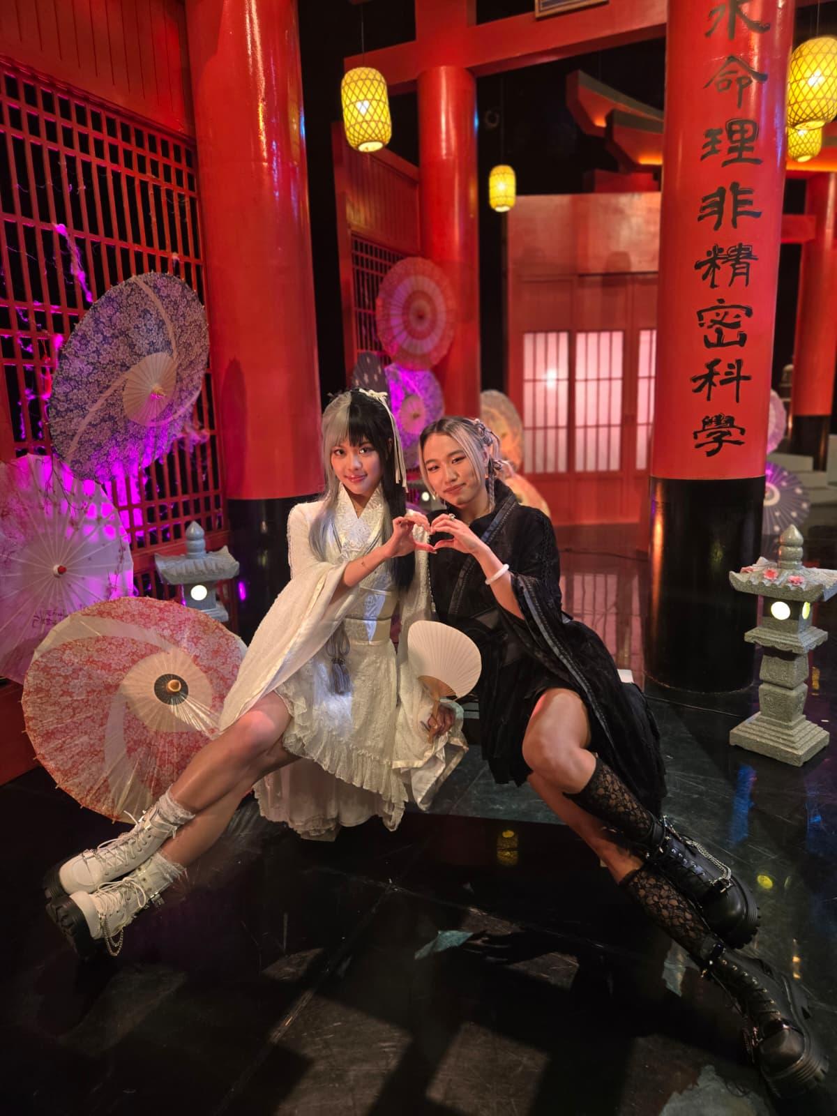 黑白無常黃瀅仴(左)、湯之欣(右)。