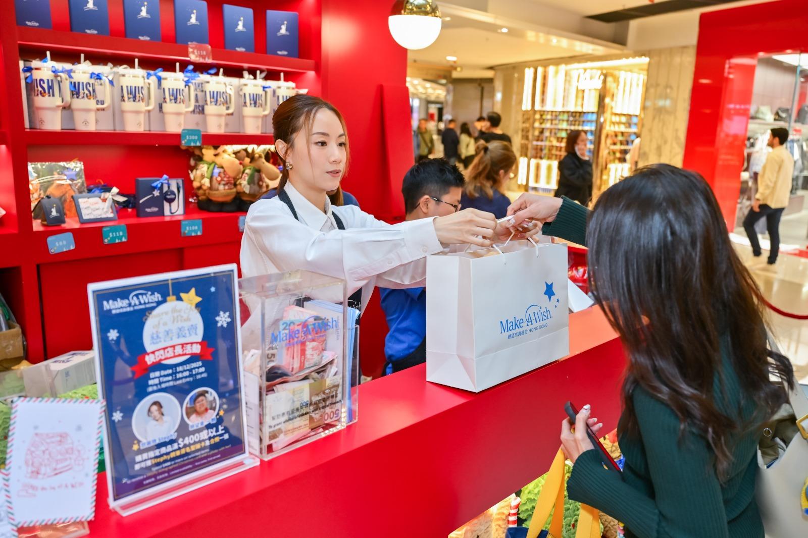 鄧麗欣為Make-A-Wish願望成真基金慈善義賣活動擔任一日店長。