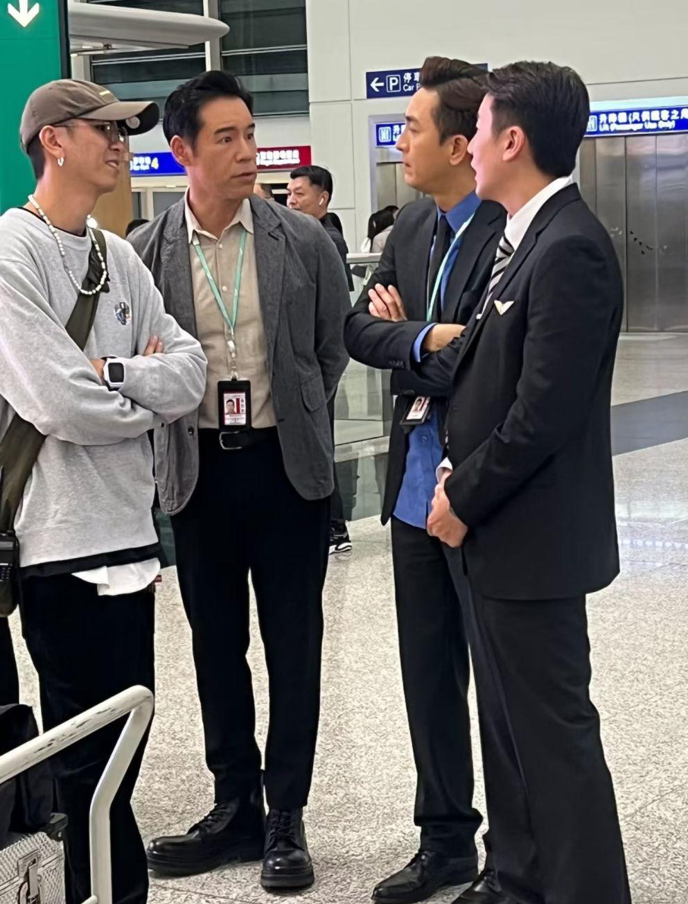 馬明身穿西裝上陣非常有型,他在拍攝空檔的時候與同劇演員徐榮和洪永城。愉快地聊天