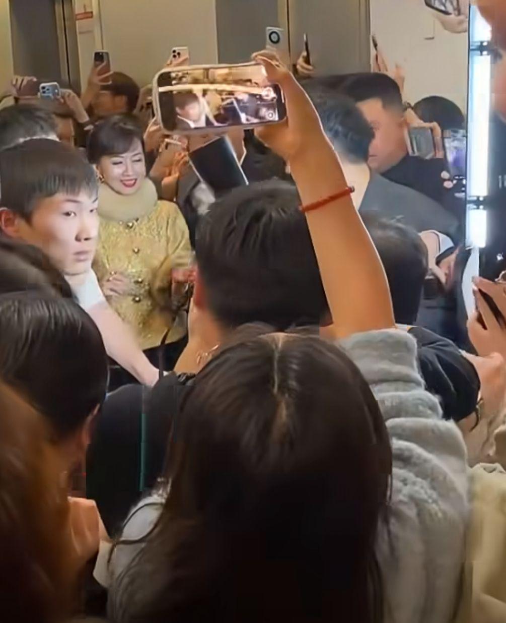 趙雅芝人氣依然高企。