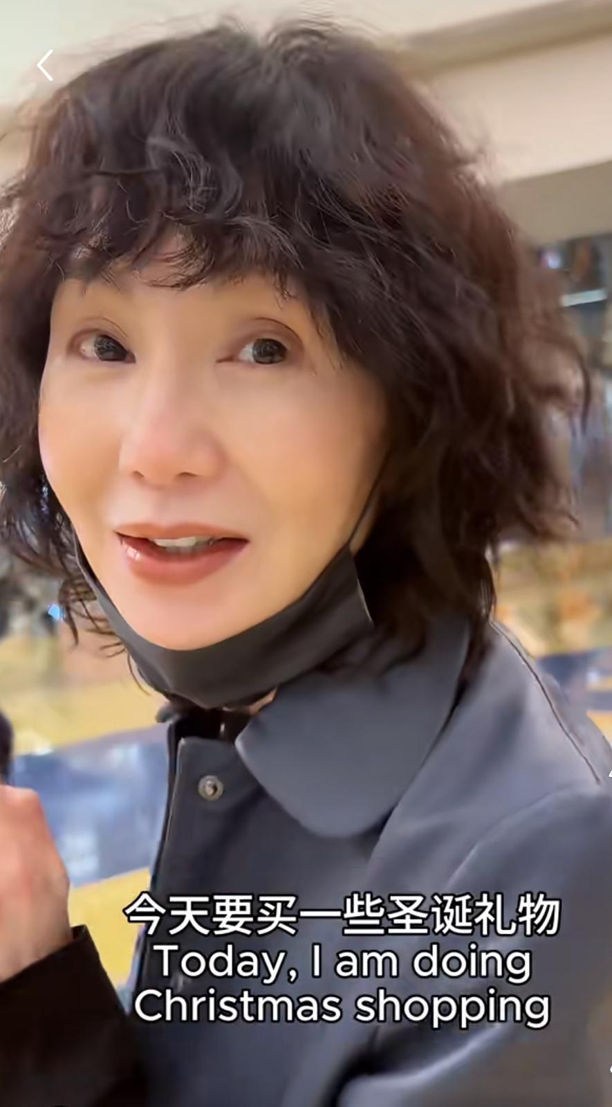 張曼玉特別喜歡裝飾聖誕樹,她分享商場買貼地聖誕禮物短片。(張曼玉小紅書)