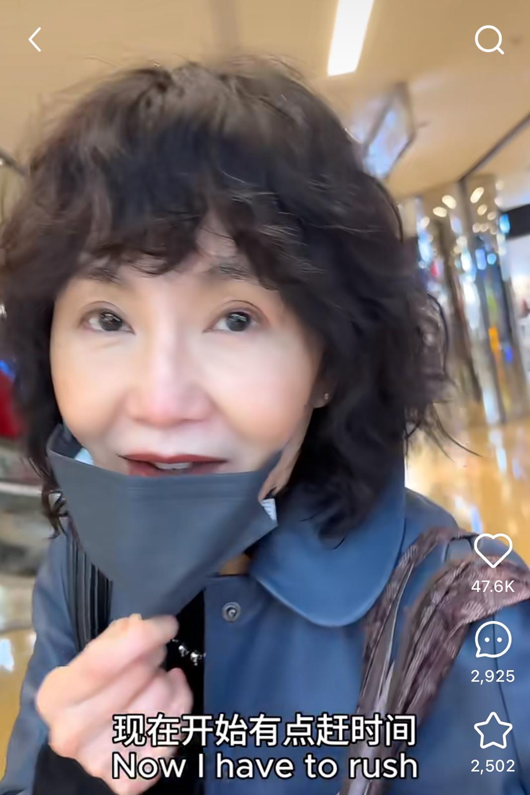 張曼玉登上的士離開前不忘祝網民聖誕快樂。(張曼玉小紅書)