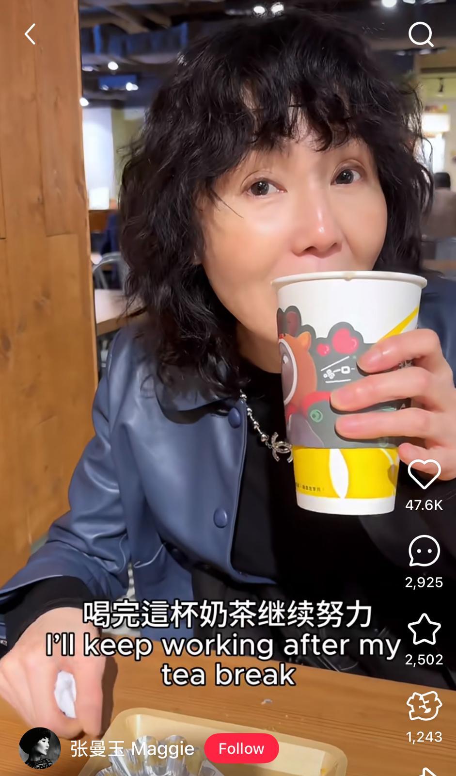 張曼玉貼地飲奶茶小休。(張曼玉小紅書)