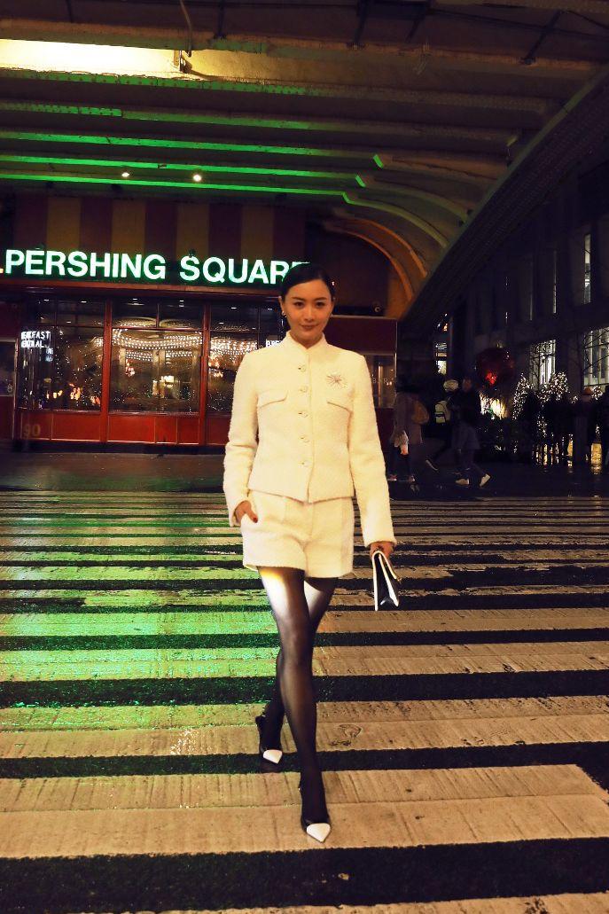 陳法拉悉心打扮,以黑絲登場。