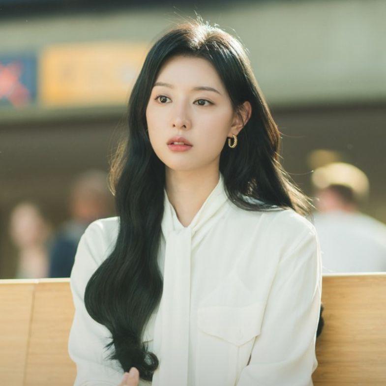 金智媛憑大熱韓劇《淚之女王》上位成一線女星。