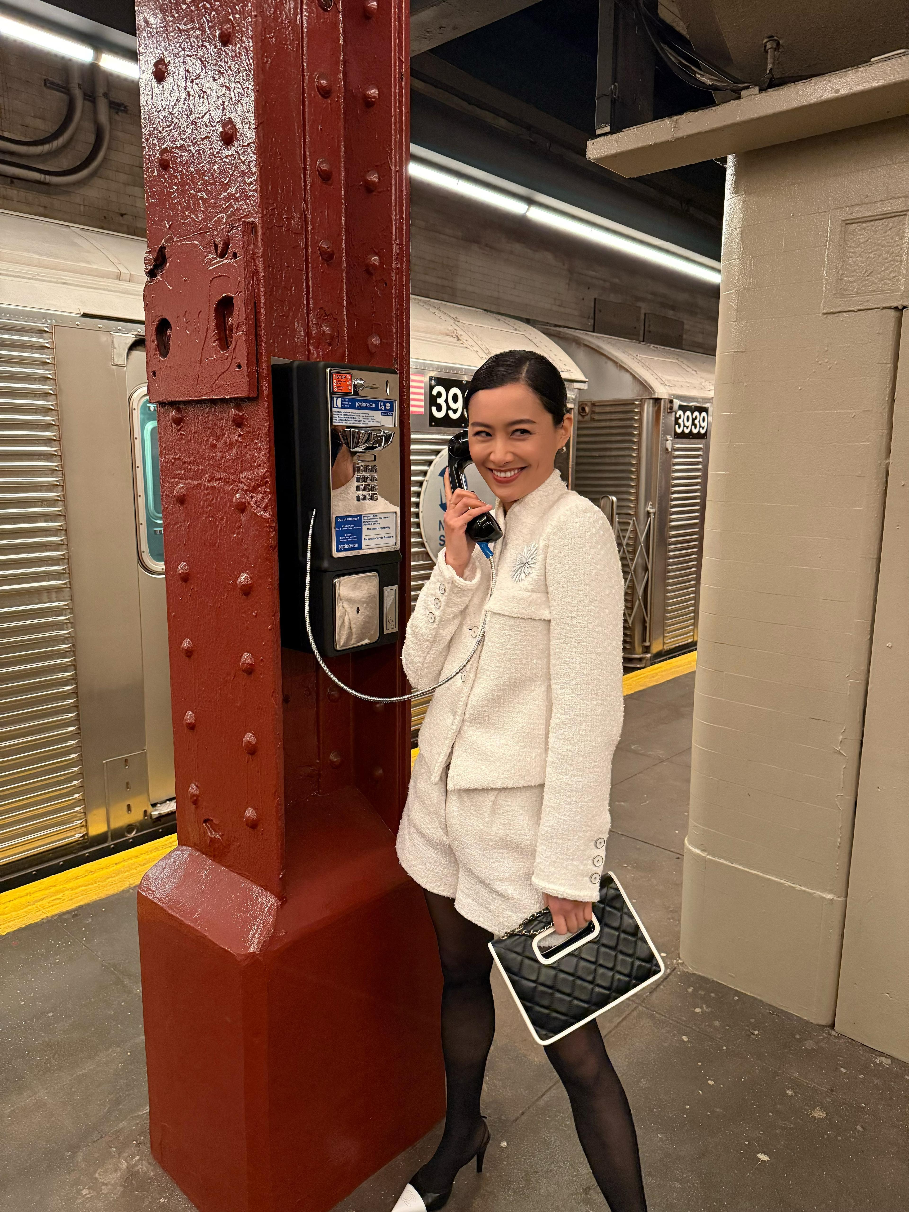 陳法拉走入退役地鐵站盡情打卡。