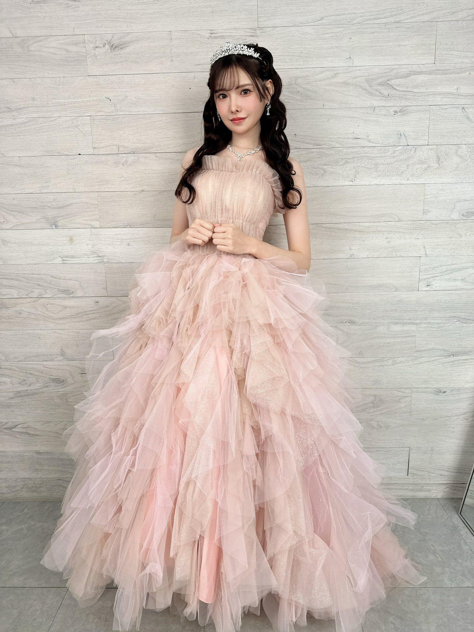 新有菜以公主look跟粉絲慶祝生日及正式道別。