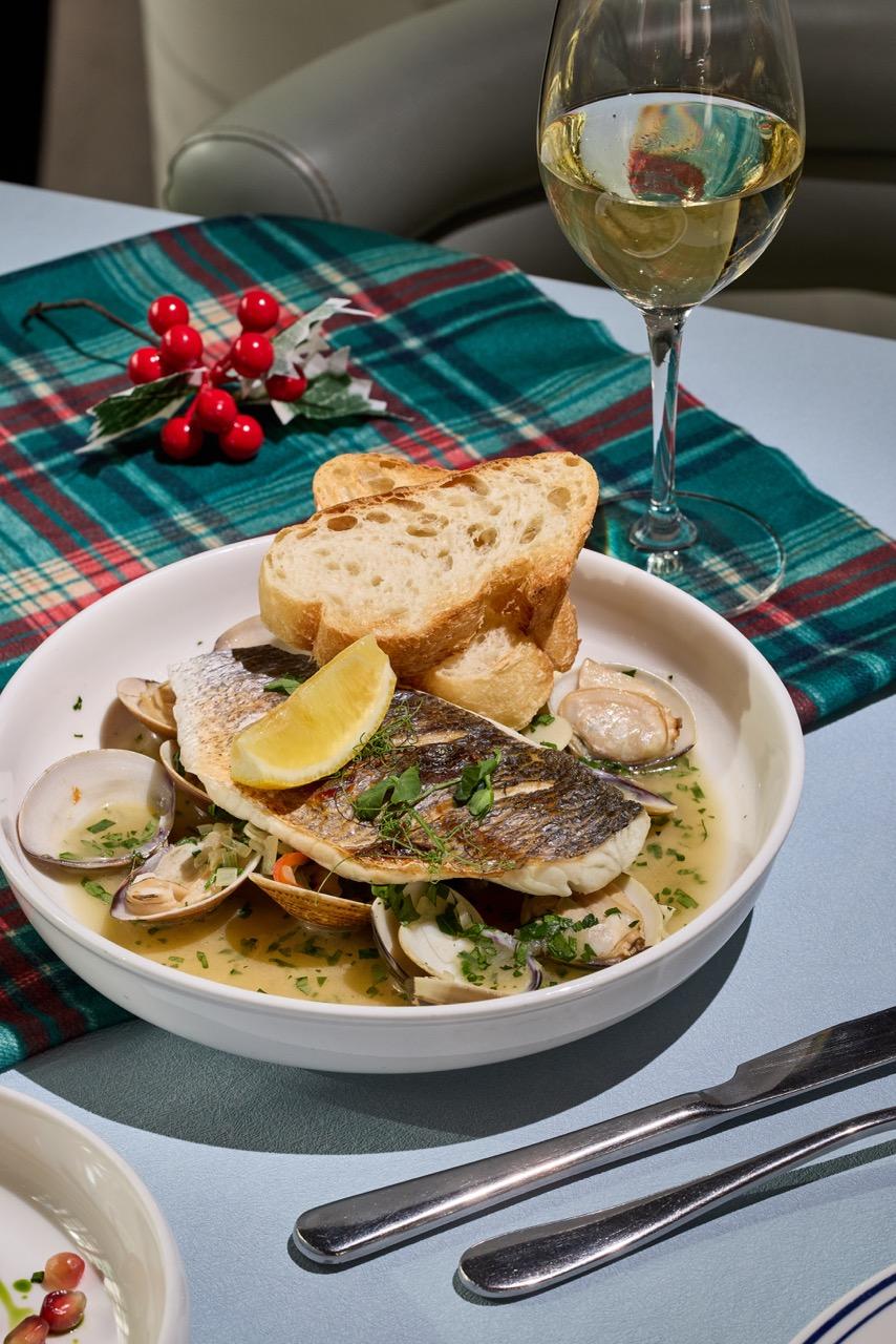 鱸魚與大蜆配香草牛油汁