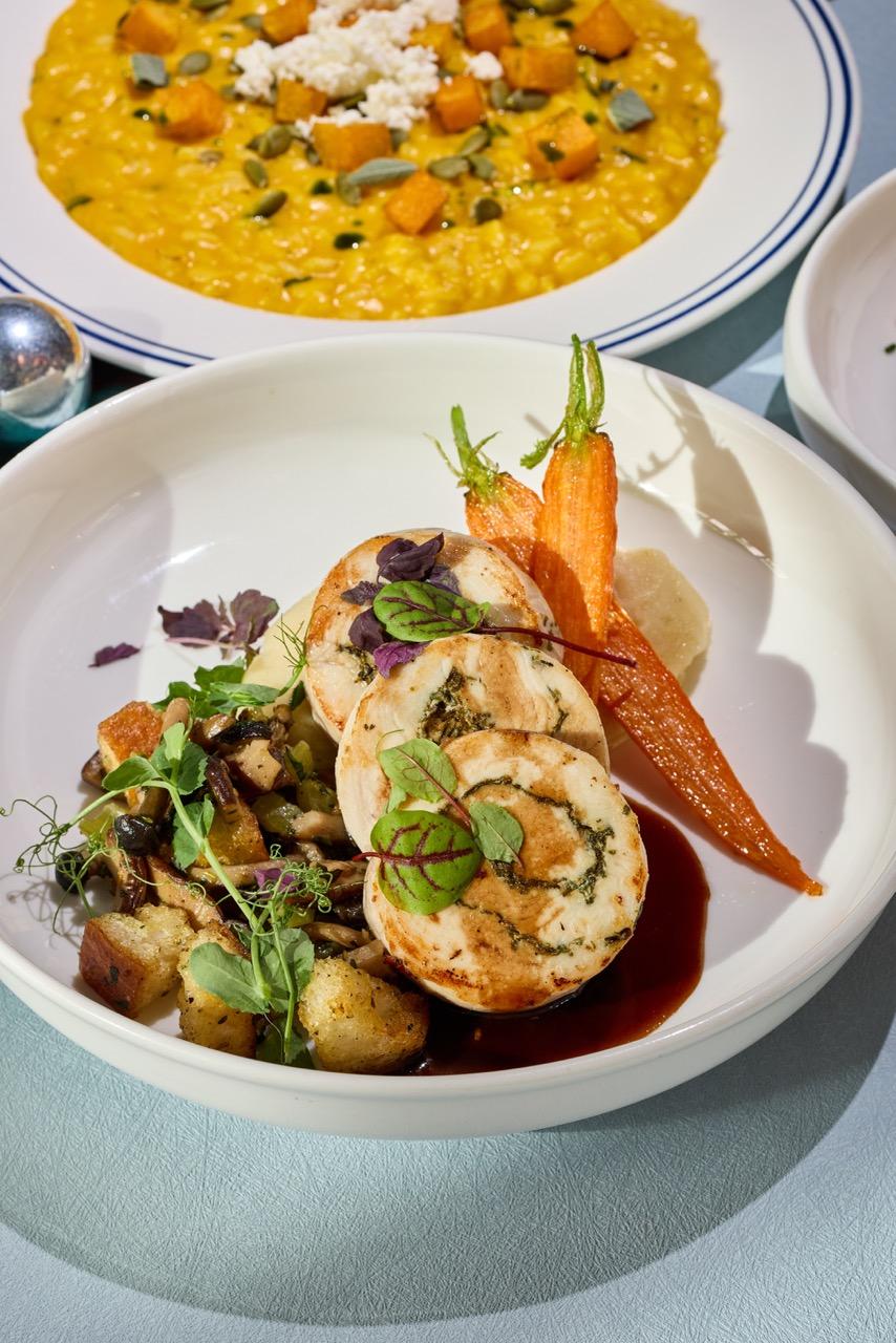 慢烤火雞胸伴以蘑菇、馬鈴薯泥、椰菜仔、甘筍,配上肉汁。