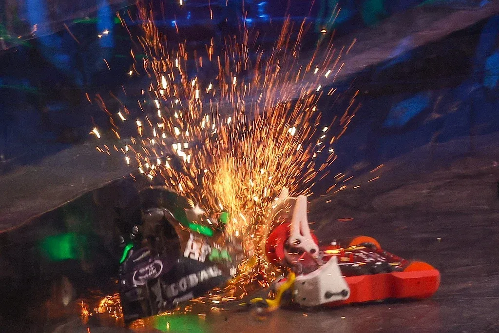 「深海巨鯊3」憑藉先進設計和靈活操作,在比賽中連續直接擊倒對手,最終奪得冠軍。(央視亞太)