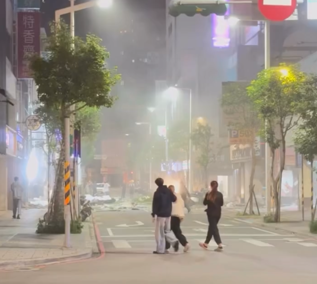 台灣新北市板橋區商業中心,食肆「定食8」及「爭鮮」發生氣體爆炸,導致大樓2樓幾乎整層被炸爛,窗戶全毀(Threads)