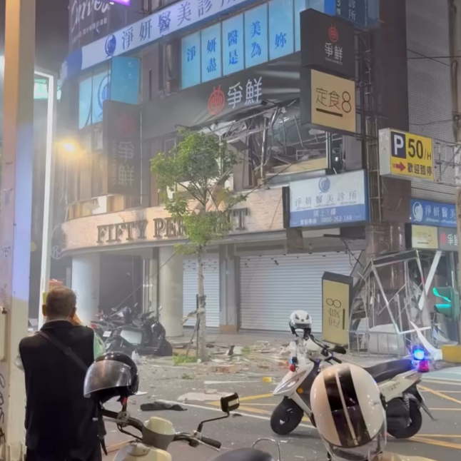 台灣新北市板橋區商業中心,食肆「定食8」及「爭鮮」發生氣體爆炸,導致大樓2樓幾乎整層被炸爛,窗戶全毀(Threads)