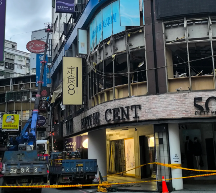 台灣新北市板橋區商業中心,食肆「定食8」及「爭鮮」發生氣體爆炸,導致大樓2樓幾乎整層被炸爛,窗戶全毀(Threads)