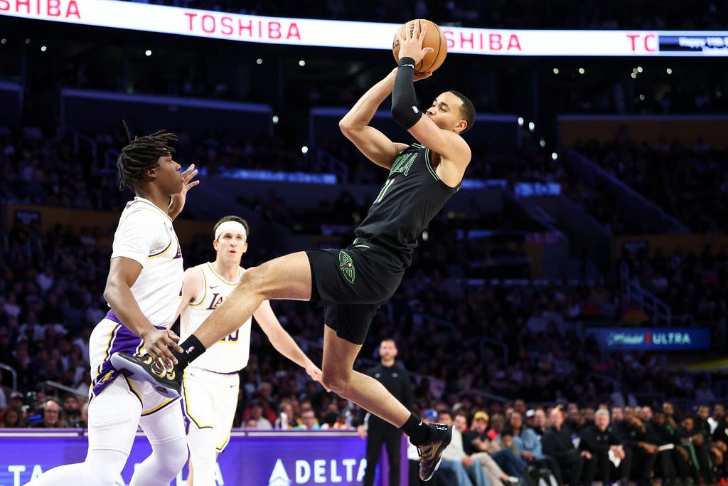 湖人133:121擊敗鵜鶘。(美聯社)