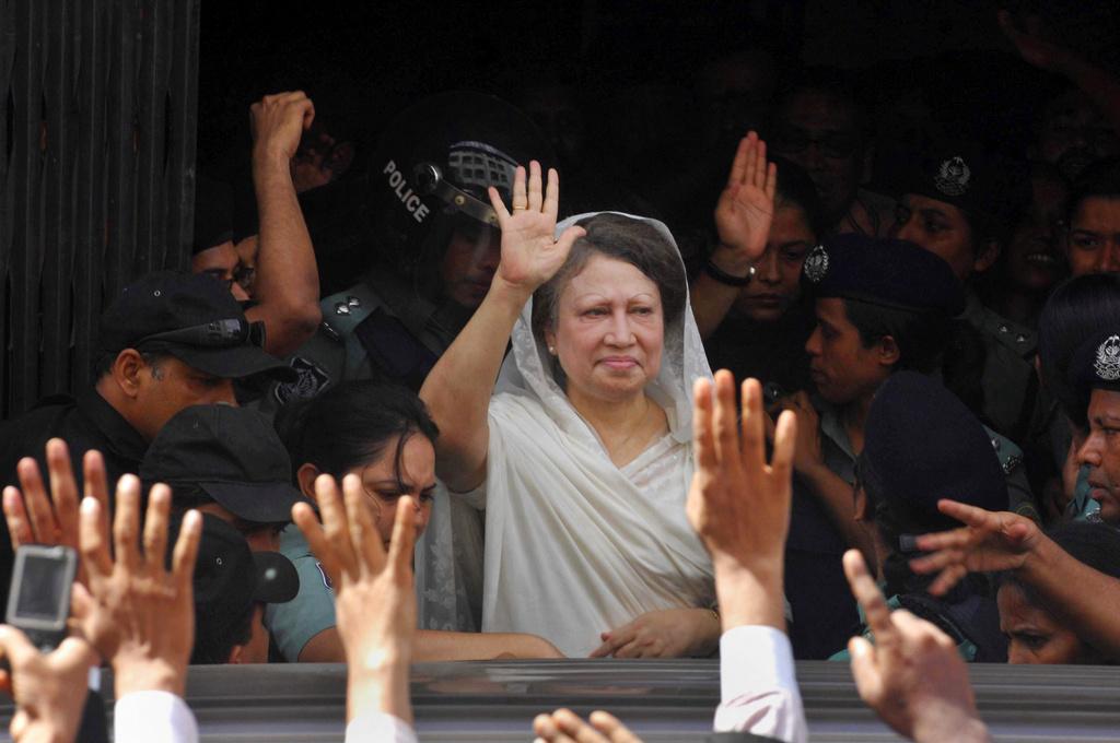 孟加拉首女性總理吉亞(Khaleda Zia)在2007年被捕時向支持者揮手舊照。(美聯社)