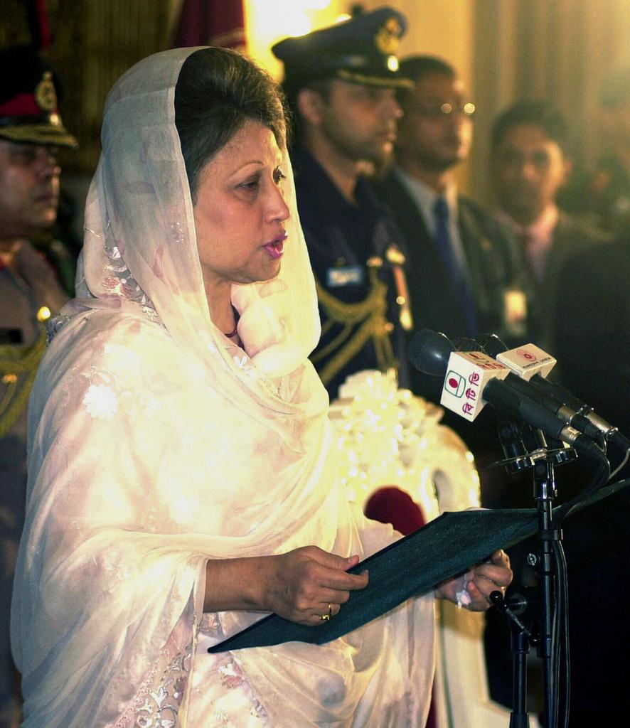 孟加拉首女性總理吉亞(Khaleda Zia)2001年宣誓舊照。(美聯社)