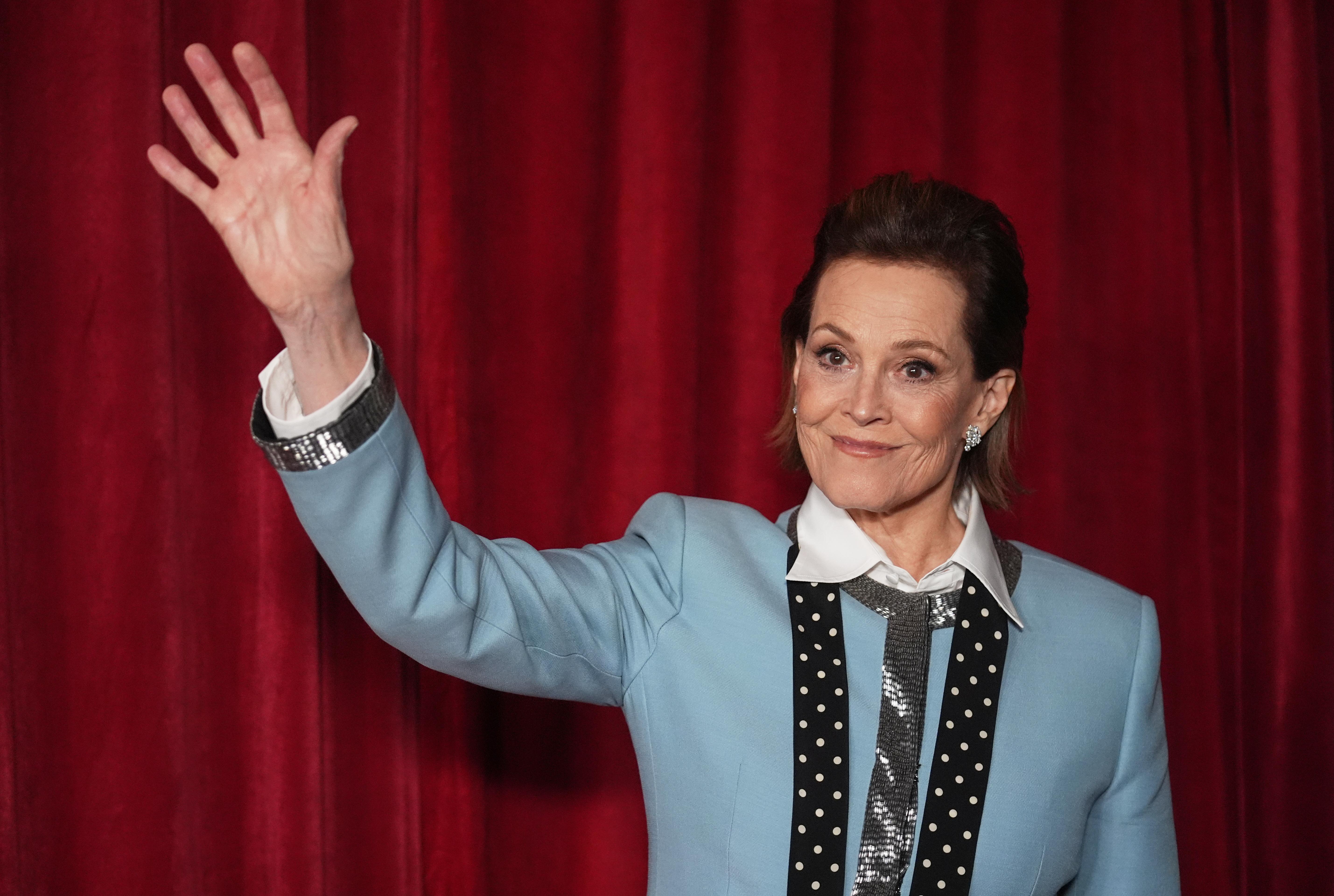 「異形之母」薛歌妮韋花出席《阿凡達:火與燼》美國首映禮。 (美聯社)