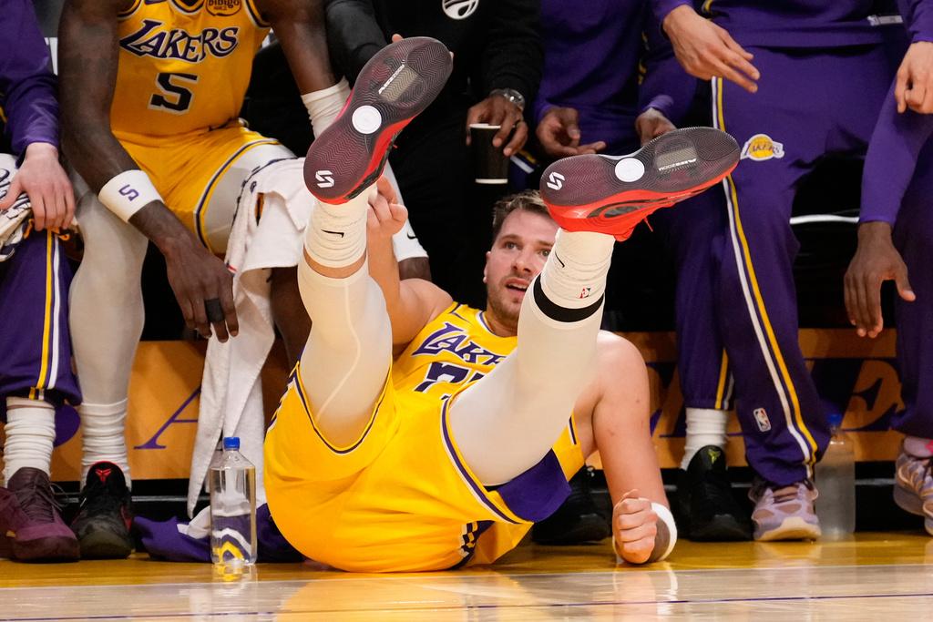 當錫被撞倒向後備席。(美聯社)