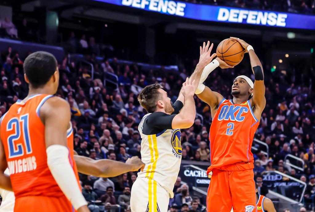 雷霆124:112擊敗勇士。(美聯社)