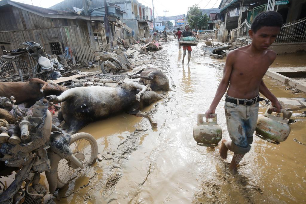 尼蘇門答臘島嚴重水災已造成至少800人死亡,另有463人下落不明。(美聯社)