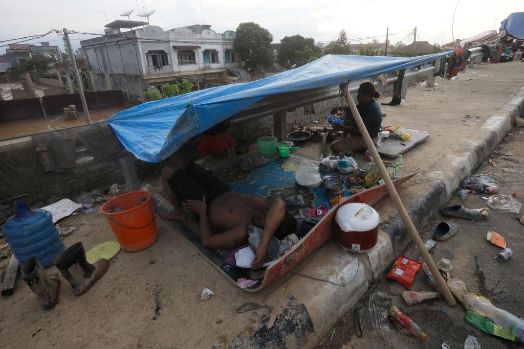 尼蘇門答臘島嚴重水災已造成至少800人死亡,另有463人下落不明。(美聯社)
