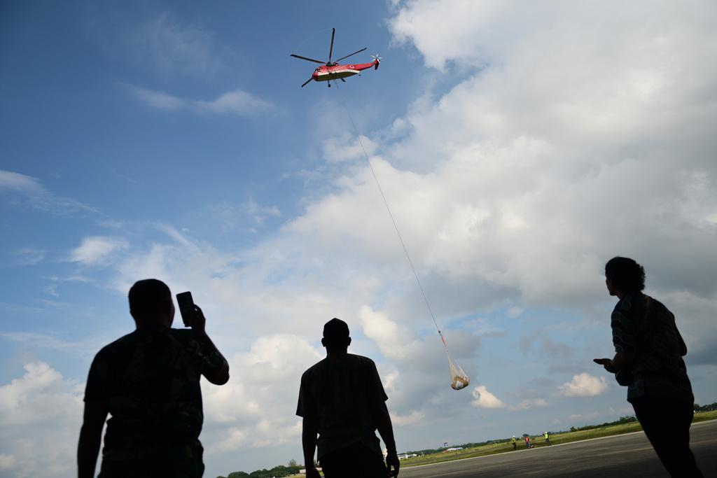 尼蘇門答臘島嚴重水災已造成至少800人死亡,另有463人下落不明。(美聯社)