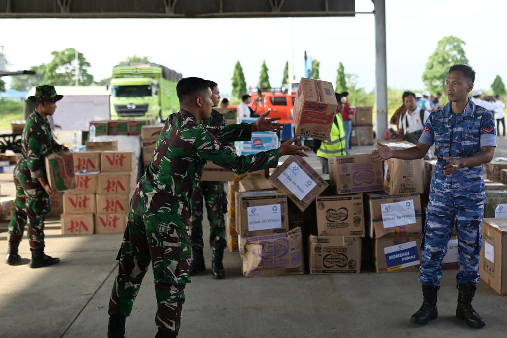尼蘇門答臘島嚴重水災已造成至少800人死亡,另有463人下落不明。(美聯社)