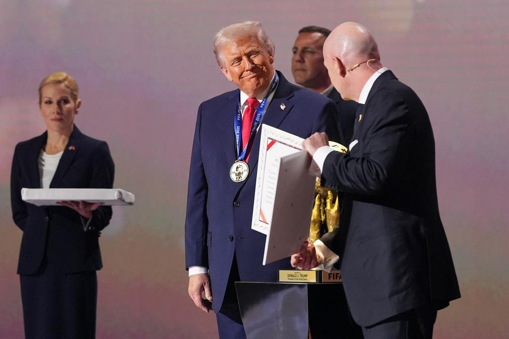 美國總統特朗普獲頒國際足協和平獎。(美聯社)