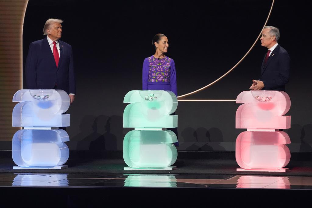 美國總統特朗普、墨西哥總統辛鮑姆及加拿大總理卡尼出席抽籤。(美聯社)