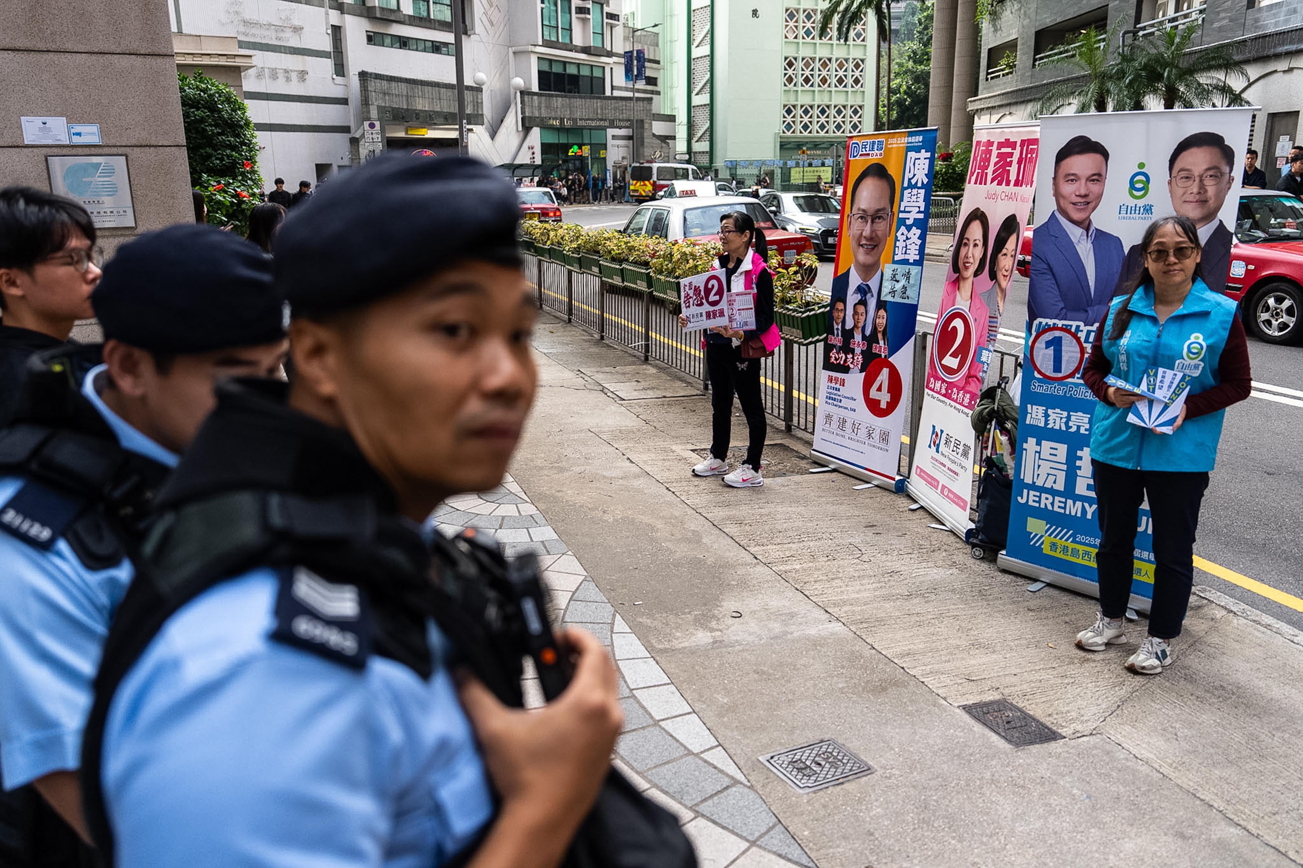 立法會選舉結束,港澳辦指選舉過程安全、順利、圓滿,選委會界別、功能界別和地方選區的投票率均大幅超越上屆,充分代表香港民意。(美聯社)