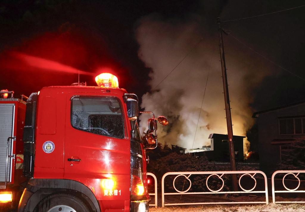青森縣7.5級地震,青森市一住宅起火。(美聯社)