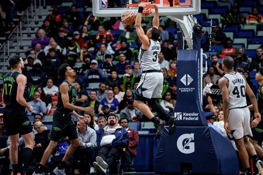 馬刺135:132擊敗鵜鶘。(美聯社)