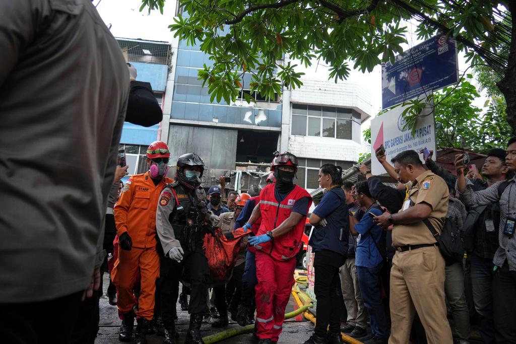 印尼最大城市雅加達一棟7層高大樓周二(9日)發生火警,大火已經撲滅,至少20人死亡。(美聯社)