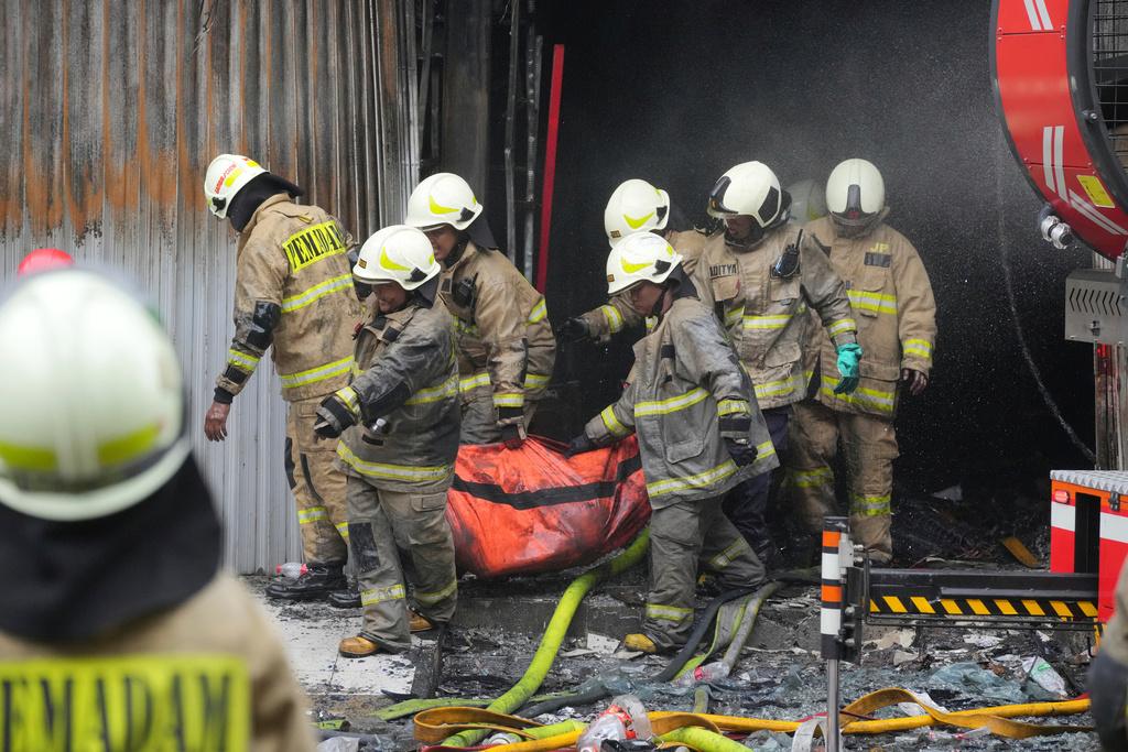印尼最大城市雅加達一棟7層高大樓周二(9日)發生火警,大火已經撲滅,至少20人死亡。(美聯社)