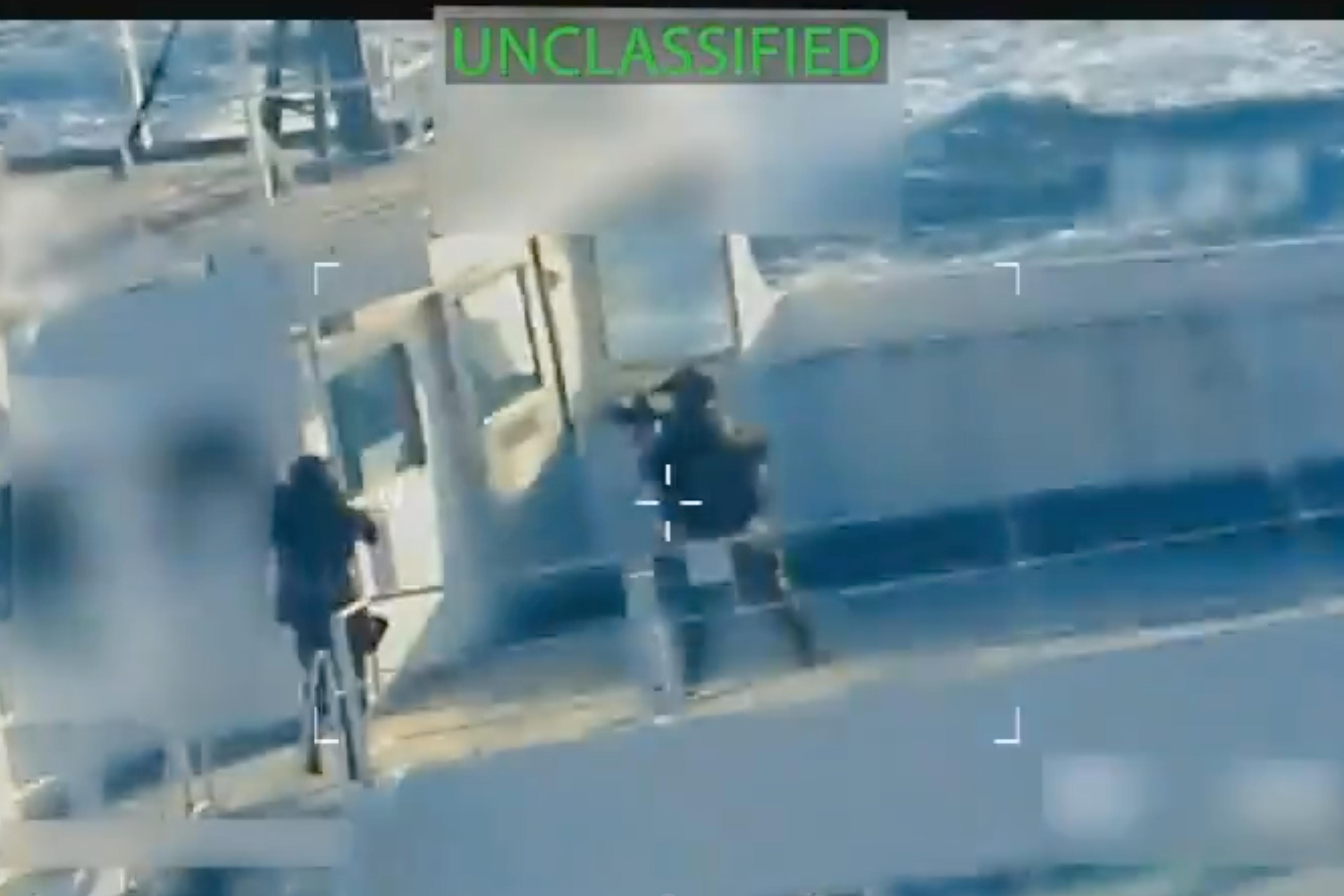 美國司法部長公開美方人員登上並扣押油輪行動的片段,可見美方人員在甲板上持槍。(美聯社)