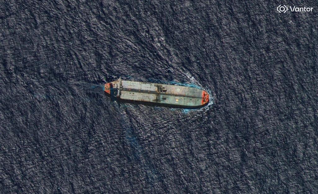 早前被美國扣押的「Skipper」號油輪上周五被拍到在加勒比海瓜地洛普以北約33公里海域行駛。(美聯社)