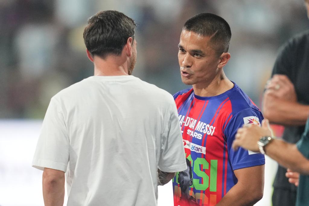 美斯特意上前與查迪利握手問好。(美聯社)