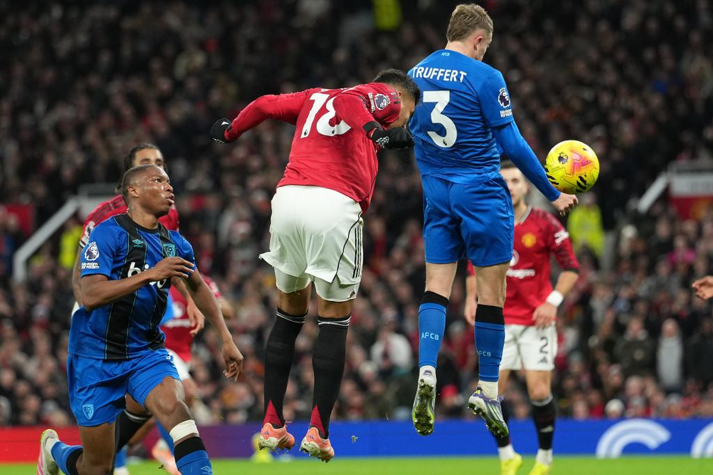 卡斯米路接應角球,令曼聯半場領先2:1。(美聯社)