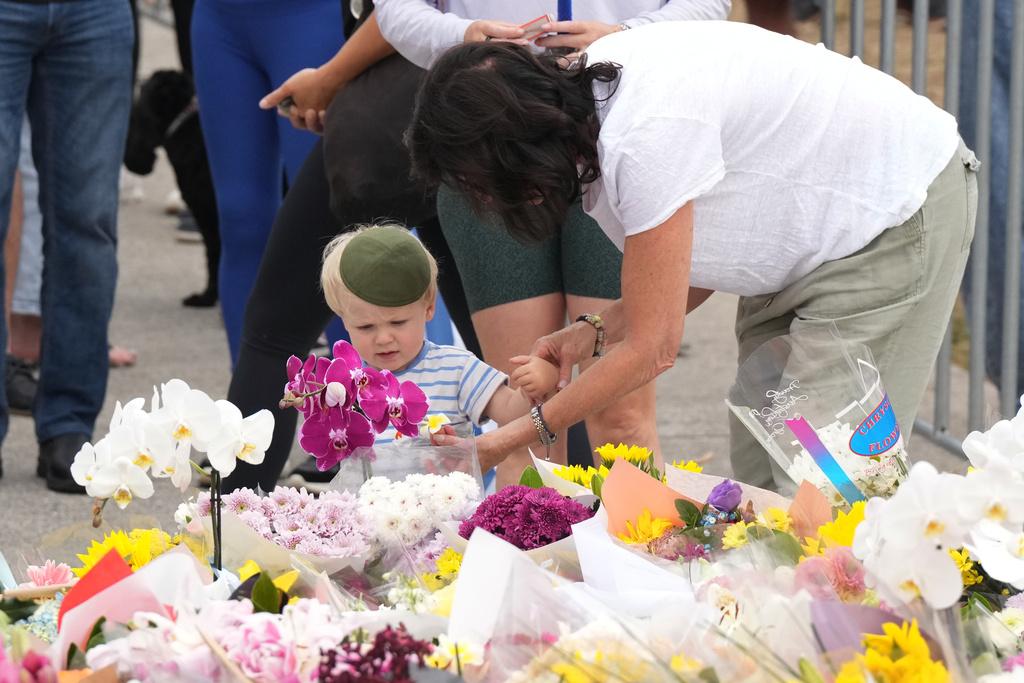 民眾向遇難者獻花。(美聯社)