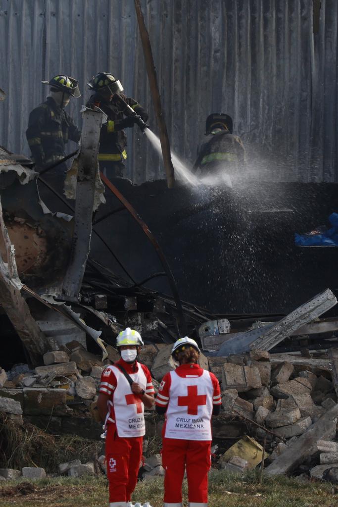 墨西哥飛機迫降足球場撞屋頂釀7死 130人急撤離