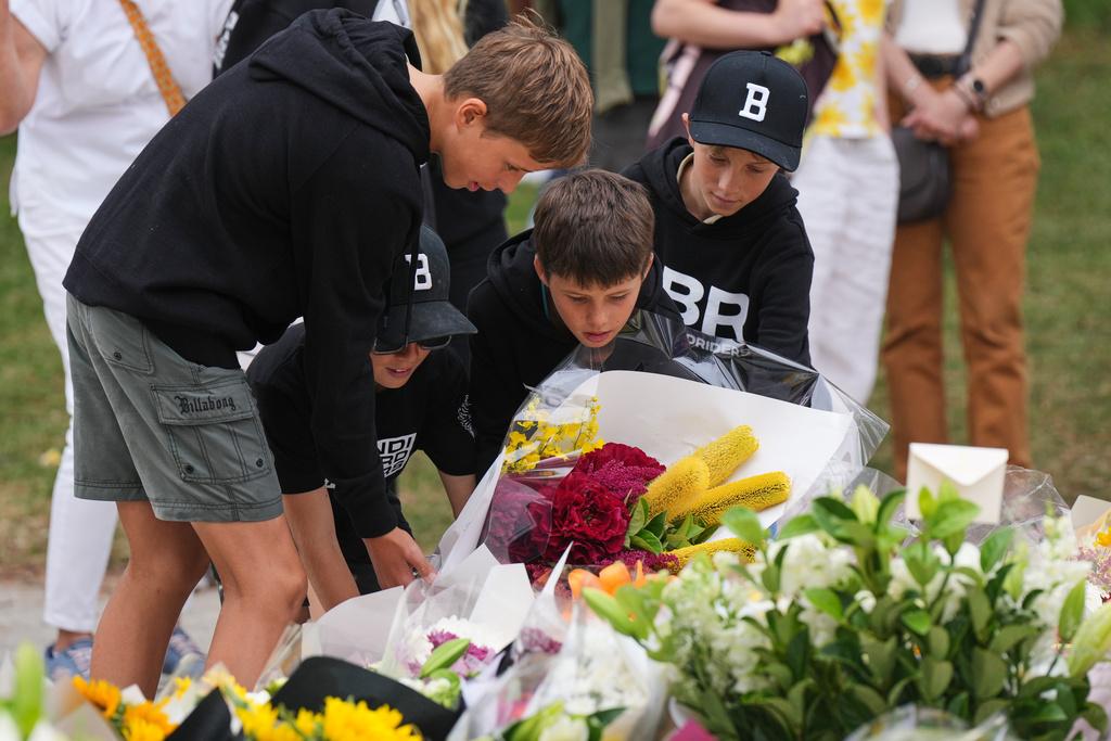 民眾向遇難者獻花。(美聯社)